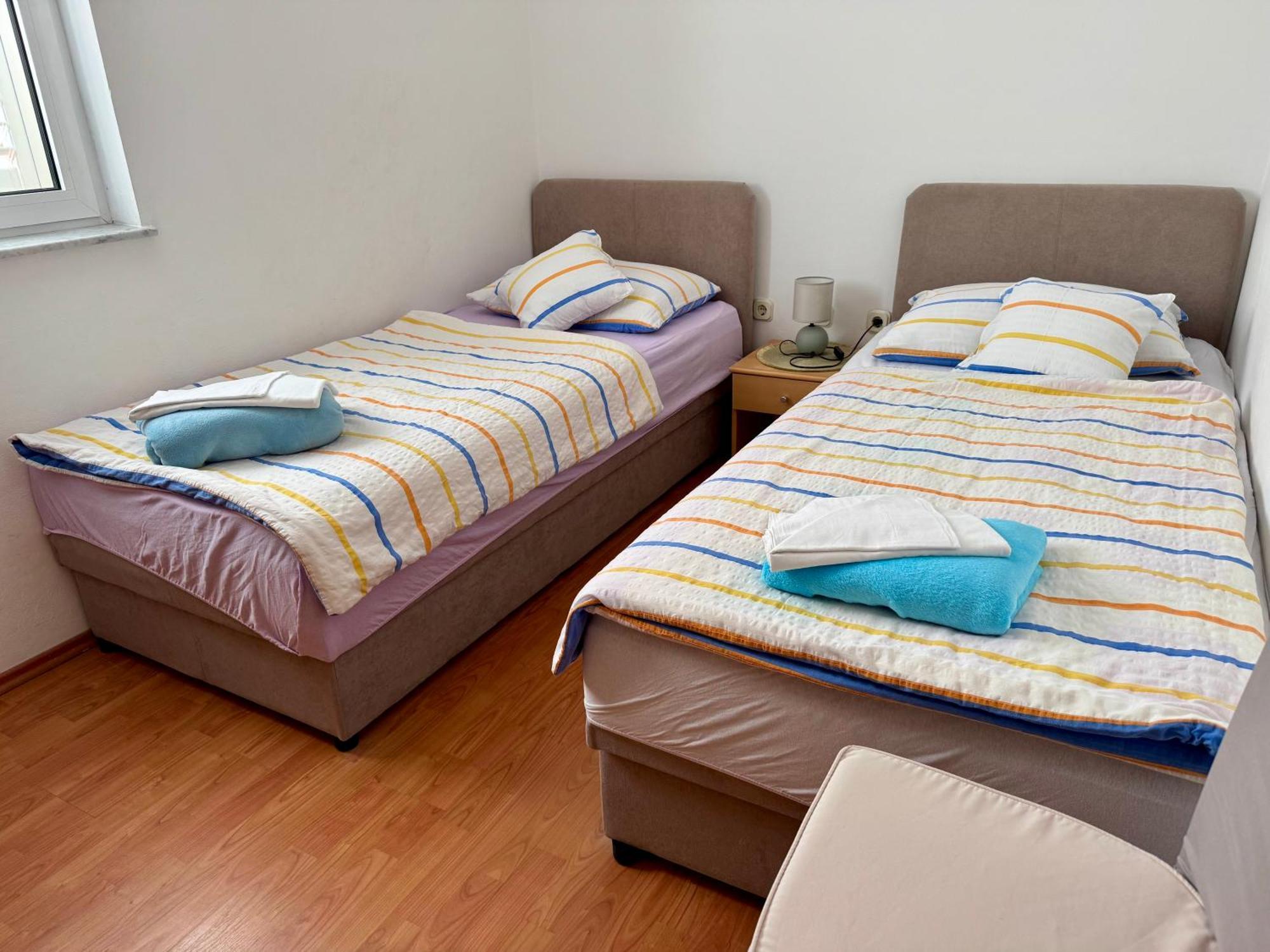 Apartments Maricic Banjol מראה חיצוני תמונה